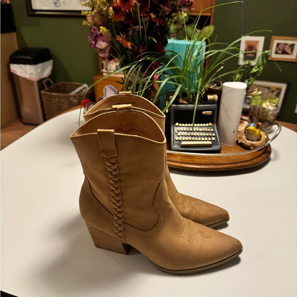 USED * Dolce Vita * Nordstrom * Tan Braided Koolson Boots * Size10